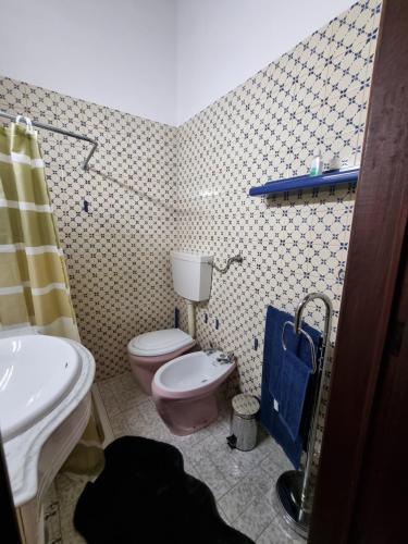 a bathroom with a toilet and a sink at Casa Avó Bia in Reguengos de Monsaraz