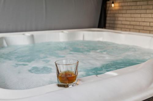 a glass of tea sitting in a hot tub at Bourbon Trail-Speakeasy&Golf&Spa&Dog Friendly in Frankfort