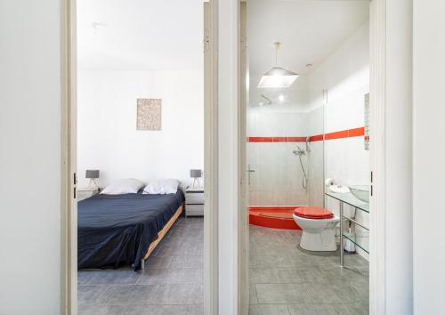 Un dormitorio con una cama y un baño con inodoro. en New Appt lumineux Tout équipé Quartier central, en Marsella