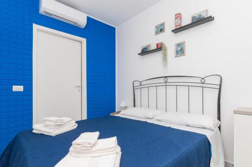 a blue and white bedroom with a bed at Molino Lounge Express 20' da Milano e Malpensa in Saronno