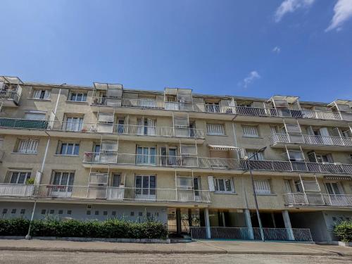 グルノーブルにあるLe Perrin - Parc Paul Mistral - Stade des Alpesの側面にバルコニーがあるアパート