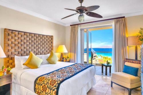 une chambre avec un lit et une vue sur l'océan dans l'établissement 3-Bedroom Villas at Honua Kai Konea by KBM, à Kaanapali Airport