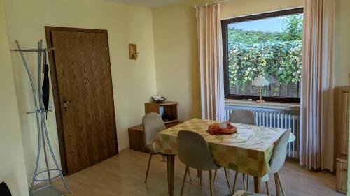 a dining room with a table and a window at Ferienwohnung Bei Grüns - nur Urlaubsgäste in Konz