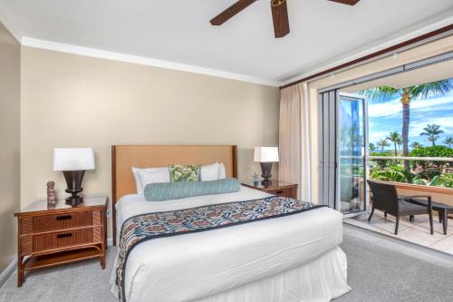 une chambre avec un lit et un balcon dans l'établissement KBM Resorts FREE CAR Honua Kai Konea Oceanfront 2-Bedroom Condo with Private BBQ Large Balcony HKK-201, à Kaanapali Airport