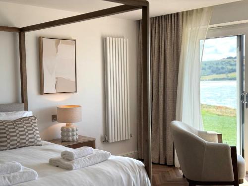 Postel nebo postele na pokoji v ubytování Gwbert Hotel