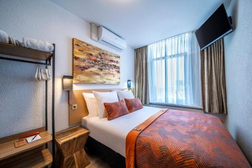 a hotel room with a bed and a window at Jupiter Hotel in Amsterdam