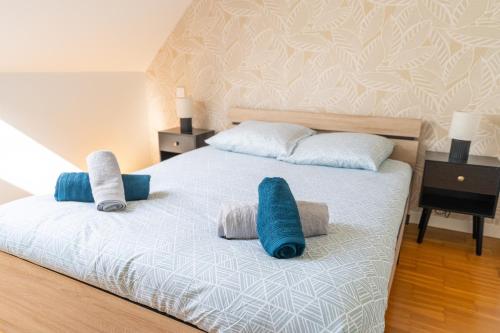 Katil atau katil-katil dalam bilik di Beautiful house 15 min from Disney
