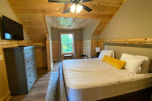 a bedroom with a bed and a ceiling fan at The Sundrop - Pool Table, Arcade Games, Outdoor Hot Tub, + Resort Access in Chalet Village