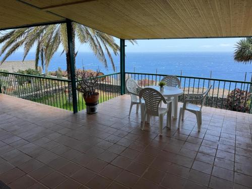 a patio with a table and chairs and the ocean at Vivienda vacacional guanche in San Sebastián de la Gomera