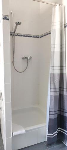 a shower in a bathroom with a shower curtain at Hotel Zur Fähre in Boppard