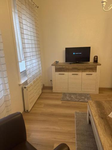 ブラウンラーゲにあるApartments Mykonosのリビングルーム(ドレッサー内の薄型テレビ付)