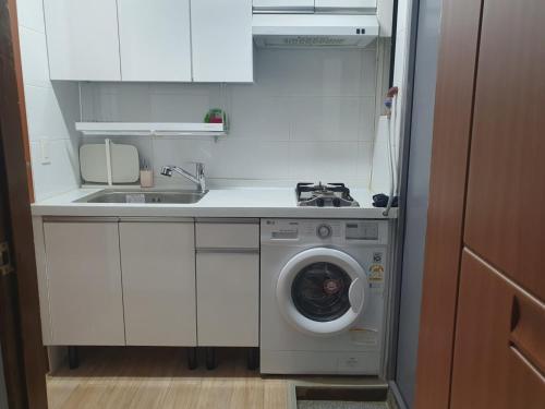 Η κουζίνα ή μικρή κουζίνα στο 302 신규 건대역 도보2분 성수 어린이 대공원 잠실 압구정 청담 강남