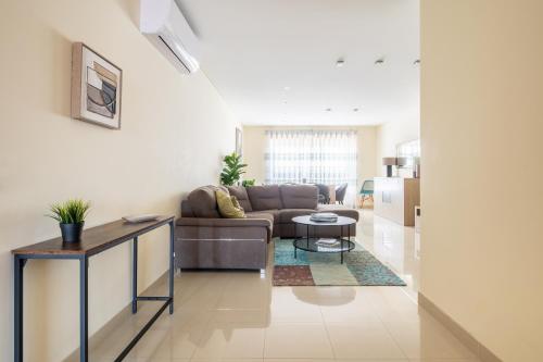 a living room with a couch and a table at Casa da Praia in São Martinho do Porto