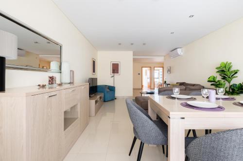 a kitchen and dining room with a table and chairs at Casa da Praia in São Martinho do Porto
