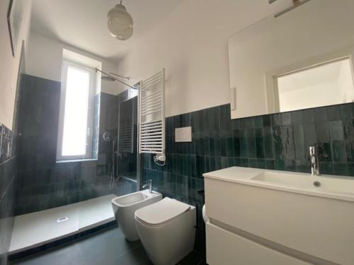 a bathroom with a toilet and a tub and a sink at L'Albero in Bergamo