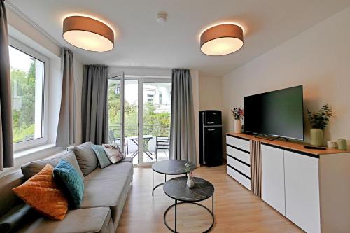 ヴィリンゲンにあるFerienwohnung Dorfperle am Rathausのソファと薄型テレビのあるリビングルーム