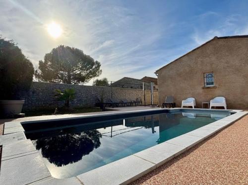 Villa Le Nid du Pont d'Arc في فالون بون دارك: حمام سباحة في الفناء الخلفي للمنزل