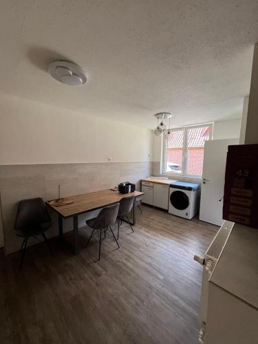 a kitchen with a table and chairs in a room at Ferienwohnungen Stellichte 