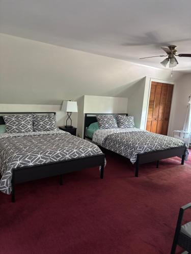 a hotel room with two beds and a ceiling fan at Apartamento en Milwaukee cerca del centro 8 mins from Milwaukee downtown in Milwaukee