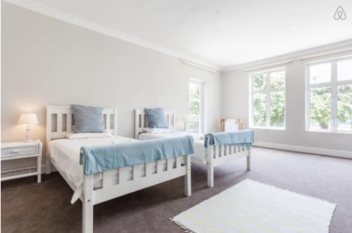 Postel nebo postele na pokoji v ubytování Grand Oak Villa - Noordhoek