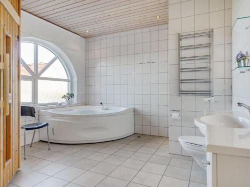 Ένα μπάνιο στο Holiday Home Solvej - 120m from the sea by Interhome