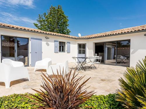 Maison 110m² Sud-Ouest avec Terrasse, Patio, et Parking pour 6 Personnes - FR-1-835-12