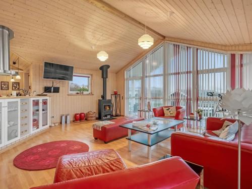 Μια τηλεόραση ή/και κέντρο ψυχαγωγίας στο Holiday Home Fenia - 350m to the fjord by Interhome