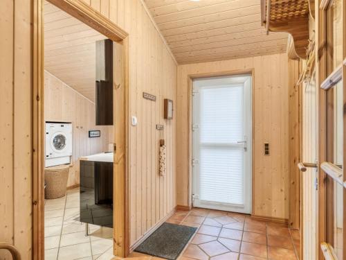 Η κουζίνα ή μικρή κουζίνα στο Holiday Home Fenia - 350m to the fjord by Interhome