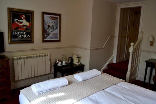 Postel nebo postele na pokoji v ubytování The Crown Hotel