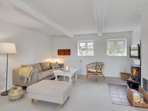 Μια τηλεόραση ή/και κέντρο ψυχαγωγίας στο Holiday Home Ilkka - 220m from the sea by Interhome