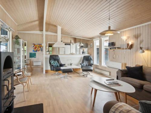 Ruang duduk di Holiday Home Isto - 250m from the sea by Interhome