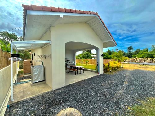 a house with a patio with a table at Homie and quite house in Wok Tum