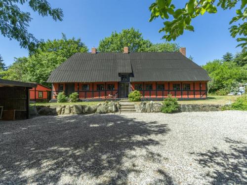 un gran edificio rojo con techo negro en Holiday Home Elvin - 2-7km from the sea by Interhome, en Humble