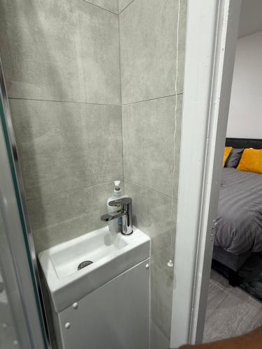 a bathroom with a sink and a shower at The Clare Court 6BR Luxury Retreat - Sleeps 14 with Complimentary Access to Billing Aquadrome Holiday Village for Swimming - 2 nights minimum in Kingsthorpe