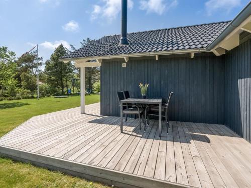 ブラーバンドにあるHoliday Home Elina - 600m from the sea by Interhomeの木製デッキ(テーブル、椅子付)