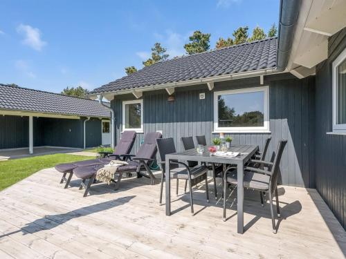 ブラーバンドにあるHoliday Home Elina - 600m from the sea by Interhomeのパティオ(テーブル、椅子付)