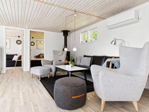 Ruang duduk di Holiday Home Felippa - from the sea by Interhome
