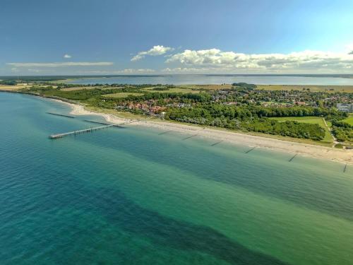 an aerial view of a beach and the ocean at Strandluft - 5 Sterne Ferienwohnung mit Infrarotkabine in Wustrow