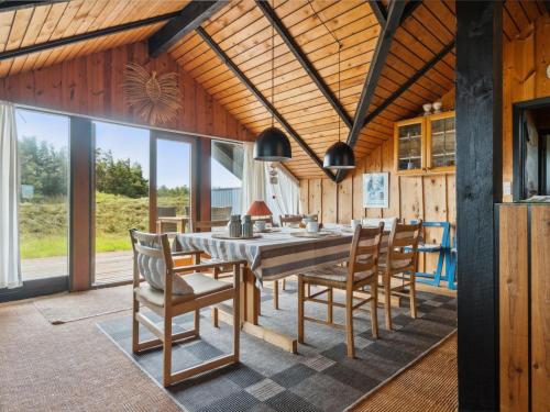 FjerritslevにあるHoliday Home Henri - 500m from the sea by Interhomeの木製のダイニングルーム(テーブル、椅子付)