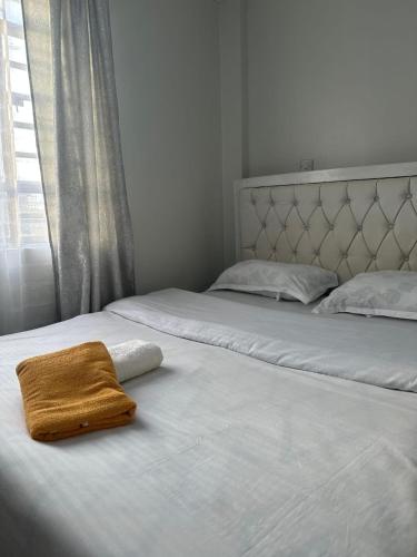 Giường trong phòng chung tại Kayla one bedroom apartment