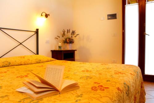 Ένα ή περισσότερα κρεβάτια σε δωμάτιο στο Agriturismo Giuncola & Granaiolo