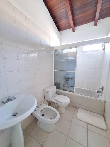 ein Badezimmer mit Waschbecken, Toilette und Badewanne in der Unterkunft Valle Alegre in El Valle del Espíritu Santo