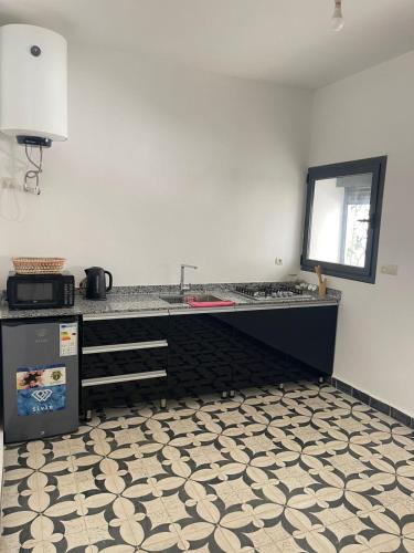a kitchen with a counter and a counter top at Apartment amina in Azrou