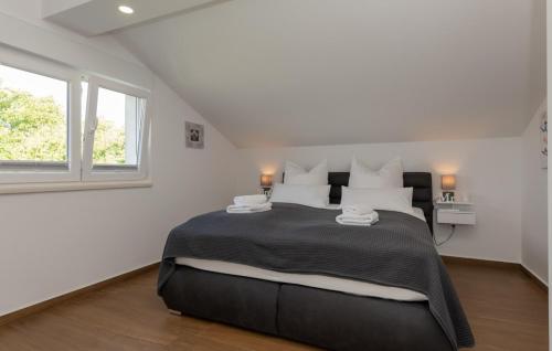 una camera da letto con un letto grande con una finestra di Villa Anteo-Split by Villas Guide a Košute