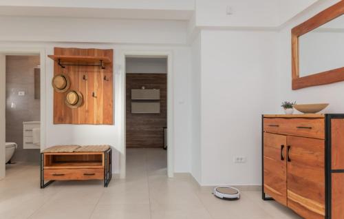 una cucina con una panca e un mobile in legno di Villa Anteo-Split by Villas Guide a Košute