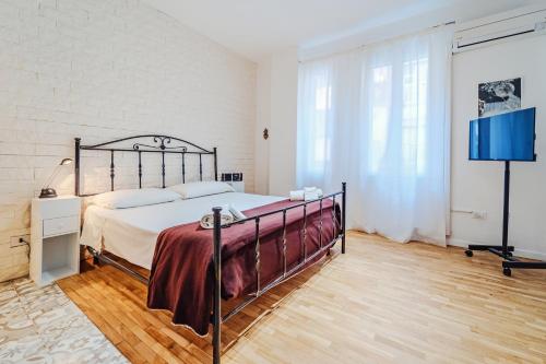 une chambre avec un lit et une grande fenêtre dans l'établissement Sofia's House - Comfort e Relax vicino Stazione Notarbartolo, à Palerme