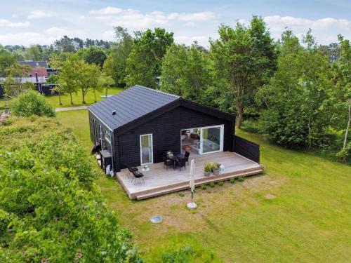 Un jardín fuera de Holiday Home Sys - 150m from the sea by Interhome