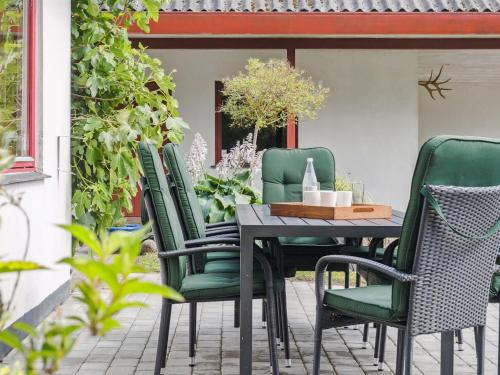 une table et des chaises sur une terrasse dans l'établissement Holiday Home Hakon - 550m from the sea by Interhome, à Gedser
