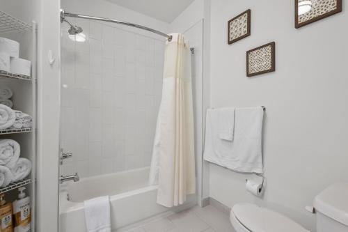 Bilik mandi di Luxury 1BR Apt-Pool RWJ-Rutgers StPeter-Free Parking - NYC316