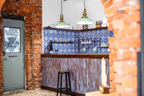 a kitchen with a bar with blue and white tiles at Palazzo ReSilente- B&B dell'Infopoint in Castelnuovo Cilento